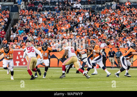 Denver Broncos star Quarterback Peyton Manning prepars einen Pass während das Team der nationalen Fußball-Liga Spiel gegen den Besuch in San Francisco 49ers an der Sports Authority Feld bei Mile High Stadium, Denver, Colorado, zu werfen Stockfoto