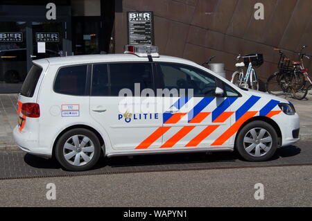 Almere Stad, Flevoland, Niederlande - 18. Juni 2017: Nationale Niederländische Polizei Auto (politie), Volkswagen Touran, auf einer Straße der Stadt geparkt. Stockfoto