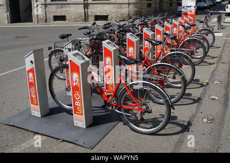 Bergamo, Italien - 17. August 2017: Fahrräder bei einem ''La BiGi'' Bike Sharing Station in der Stadt Bergamo angedockt. Stockfoto