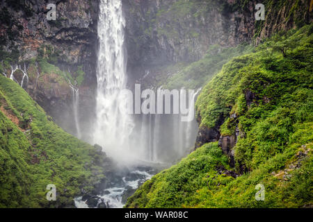 Kegon Falls in Nikkō National Park in der Nähe von Nikkō, Japan gilt als eines der Top 100 Wasserfälle Japans. Stockfoto