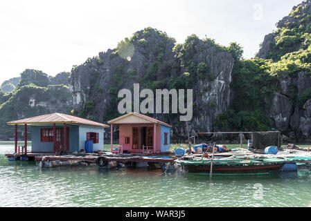 Buntes Haus Boote in Ha Long Bay Stockfoto