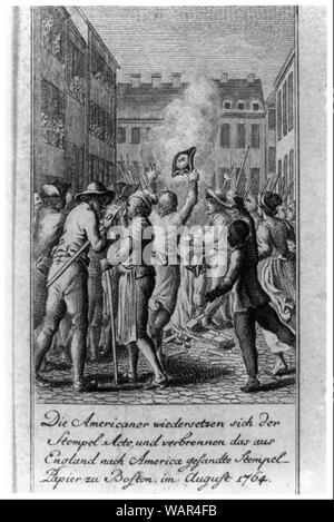 Americaner wiedersetzen sich der Stempel-Acte sterben, und verbrennen das aus England nach Amerika gesandte Stempel-Papier zu Boston, im August 1764 Abstract: Drucken zeigt Bürger in Boston brennen Proklamationen von England im Zusammenhang mit der Stamp Act von 1765, einer von zwölf Szenen, die Geschichte der amerikanischen Revolution. Stockfoto