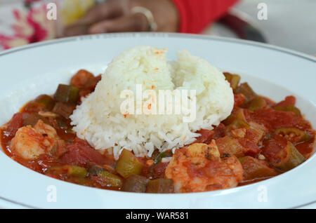 Küche FANG 1: creole Gumbo mit Gedünstetem okra, Tomate, und Jasmin Reis machen für feine Mittagessen in der historischen Innenstadt von Savannah, Georgia. Stockfoto