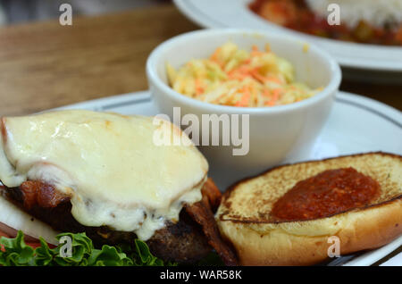 KING BEEF: Ein Gourmet-Cheeseburger mit Speck und einem seltenen Rettich wird in einem Restaurant in Savannah, Georgia, zum Mittagessen serviert. Stockfoto