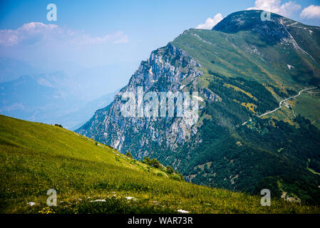 Alpine Wiesen am Gipfel des Monte Baldo, Italien und Blick auf den Gardasee in der Italienischen Seen im Norden von Italien Stockfoto