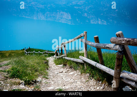 Alpine Wiesen am Gipfel des Monte Baldo, Italien und Blick auf den Gardasee in der Italienischen Seen im Norden von Italien Stockfoto