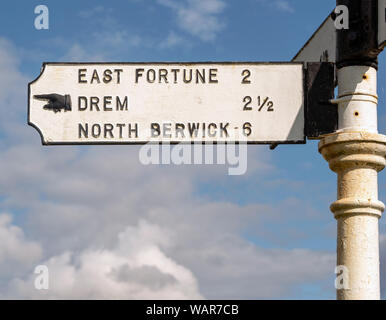 Eine charmante Wegweiser im Dorf Athelstaneford, East Lothian, Schottland, Großbritannien. Stockfoto