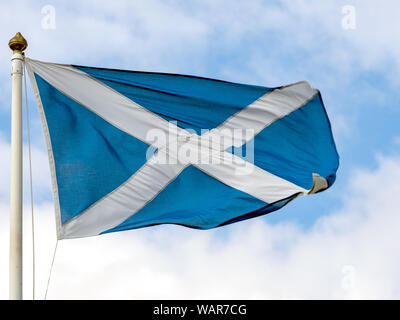 Ein Schottischer Saltire fliegt im Wind auf Flag Heritage Center, Athelstaneford, Geburtsort von Scotlands Flagge, East Lothian, Schottland, Großbritannien. Stockfoto