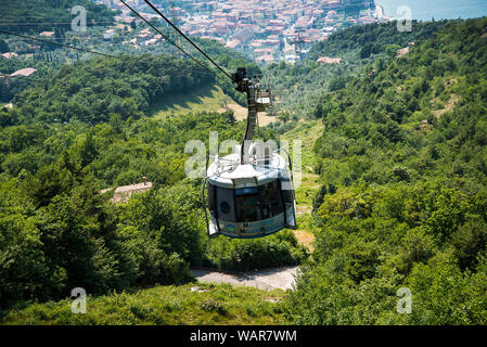 Seilbahn auf den Gipfel des Monte Baldo oberhalb Malcesine am Ufer des Gardasees in Norditalien Stockfoto