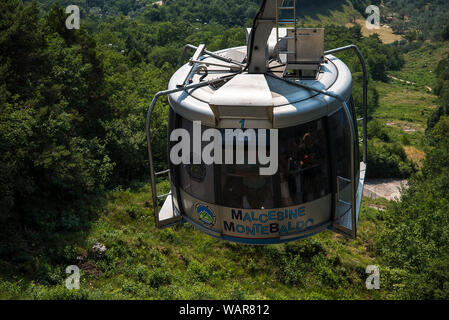 Seilbahn auf den Gipfel des Monte Baldo oberhalb Malcesine am Ufer des Gardasees in Norditalien Stockfoto