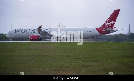 Glasgow, UK. 21. August 2019. Virgin Atlantic Airbus A350-1000 Flugzeug am Internationalen Flughafen Glasgow für Pilot Training gesehen. Die Marke Virgin neuen Jumbo Jet bietet sozialen eine erstaunliche neue "Loft" Raum mit Sofas in der Business Class, und treffend die Registrierung G-VLUX geschmückt. Das gesamte Flugzeug haben auch Zugang zu High-Speed-WLAN. Virgin Atlantic hat insgesamt 12 Airbus A350-1000 s. Sie sind alle geplanten die Flotte bis 2021 melden Sie in eine Bestellung im Wert von schätzungsweise $ 4,4 Mrd. £ (3,36 Mrd. Euro). Das Flugzeug verspricht auch zu 30% sparsamer Einsparung von CO2-Emissionen. Stockfoto