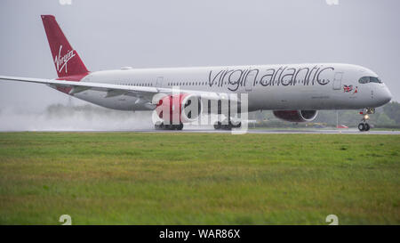 Glasgow, UK. 21. August 2019. Virgin Atlantic Airbus A350-1000 Flugzeug am Internationalen Flughafen Glasgow für Pilot Training gesehen. Die Marke Virgin neuen Jumbo Jet bietet sozialen eine erstaunliche neue "Loft" Raum mit Sofas in der Business Class, und treffend die Registrierung G-VLUX geschmückt. Das gesamte Flugzeug haben auch Zugang zu High-Speed-WLAN. Virgin Atlantic hat insgesamt 12 Airbus A350-1000 s. Sie sind alle geplanten die Flotte bis 2021 melden Sie in eine Bestellung im Wert von schätzungsweise $ 4,4 Mrd. £ (3,36 Mrd. Euro). Das Flugzeug verspricht auch zu 30% sparsamer Einsparung von CO2-Emissionen. Stockfoto