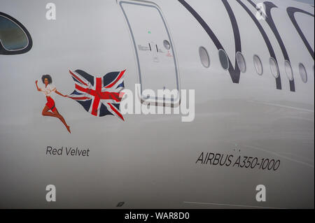 Glasgow, UK. 21. August 2019. Virgin Atlantic Airbus A350-1000 Flugzeug am Internationalen Flughafen Glasgow für Pilot Training gesehen. Die Marke Virgin neuen Jumbo Jet bietet sozialen eine erstaunliche neue "Loft" Raum mit Sofas in der Business Class, und treffend die Registrierung G-VLUX geschmückt. Das gesamte Flugzeug haben auch Zugang zu High-Speed-WLAN. Virgin Atlantic hat insgesamt 12 Airbus A350-1000 s. Sie sind alle geplanten die Flotte bis 2021 melden Sie in eine Bestellung im Wert von schätzungsweise $ 4,4 Mrd. £ (3,36 Mrd. Euro). Das Flugzeug verspricht auch zu 30% sparsamer Einsparung von CO2-Emissionen. Stockfoto