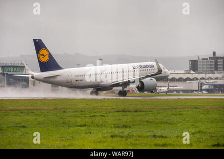 Glasgow, UK. 21. August 2019. Regnerischen Tag in Glasgow International Airport. Colin Fisher/CDFIMAGES.COM Stockfoto