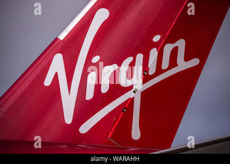 Glasgow, UK. 21. August 2019. Virgin Atlantic Airbus A350-1000 Flugzeug am Internationalen Flughafen Glasgow für Pilot Training gesehen. Die Marke Virgin neuen Jumbo Jet bietet sozialen eine erstaunliche neue "Loft" Raum mit Sofas in der Business Class, und treffend die Registrierung G-VLUX geschmückt. Das gesamte Flugzeug haben auch Zugang zu High-Speed-WLAN. Virgin Atlantic hat insgesamt 12 Airbus A350-1000 s. Sie sind alle geplanten die Flotte bis 2021 melden Sie in eine Bestellung im Wert von schätzungsweise $ 4,4 Mrd. £ (3,36 Mrd. Euro). Das Flugzeug verspricht auch zu 30% sparsamer Einsparung von CO2-Emissionen. Stockfoto