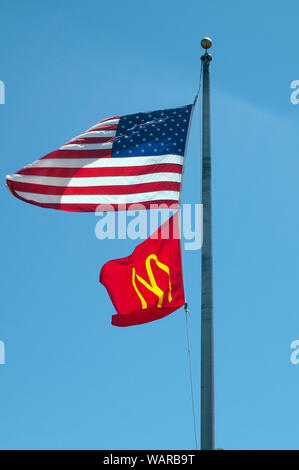 Amerikanische Flagge und McDonald's Flag, Kalifornien Stockfoto