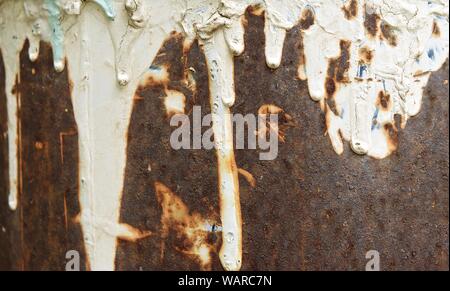 Weiße Tropfen auf der Oberfläche Braun, die Acrylfarbe Schaufel, Alt, dreckig Metall, Weiß und Grün zerkratzt gebeizt rostiges Metall Eimer Stockfoto