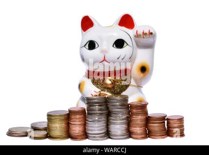 Japan lucky cat oder Maneki Neko mit Stapeln von coinson weißer Hintergrund Stockfoto