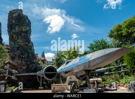 Orlando, FL/USA -8/20/19: Ein X-Wing Schlacht Schiff in Disney Hollywood Studios's Star Wars Galaxie Kante. Stockfoto