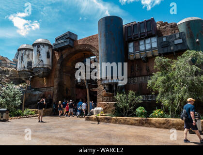 Orlando, FL/USA -8/20/19: Eingang der Geschäfte im Disney Hollywood Studios's Star Wars Galaxie Kante. Stockfoto