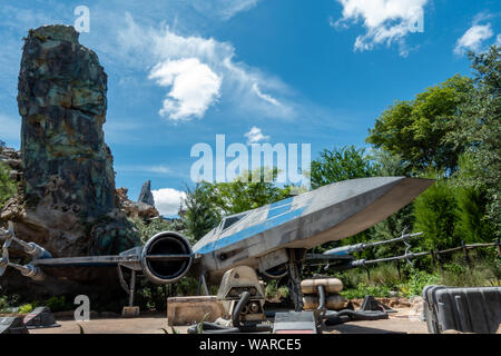 Orlando, FL/USA -8/20/19: Ein X-Wing Schlacht Schiff in Disney Hollywood Studios's Star Wars Galaxie Kante. Stockfoto