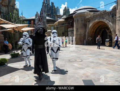 Orlando, FL/USA -8/20/19: Kylo Ren und zwei Sturmtruppen zu Fuß unter den Touristen in Disney World Hollywood Studios's Star Wars Galaxie Kante. Stockfoto