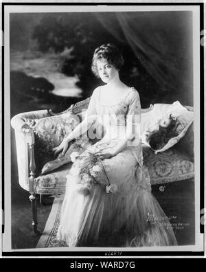 Dolorita O'Gorman, in voller Länge Porträt, Sitzen, gegenüber etwas nach links, mit Blumen] / Marceau Stockfoto