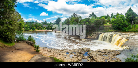 Panoramablick auf den berühmten Haruru Falls in Neuseeland - ohne und Touristen in der Szene! Stockfoto