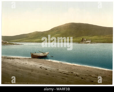Doon Castle aus dem Loch, Dalmellington, Schottland; Titel von den Detroit Publishing Co., Katalog J - Ausland Abschnitt. Detroit, Mich.: Detroit fotografische Begleitung, 1905.; Weitere Informationen über die Photochrom Print Collection ist bei Http://hdl.loc.gov/loc.pnp/pp.pgz; ist Teil der verfügbaren: Blick auf Landschaft und Architektur in Schottland in den Photochrom print Collection.; Drucken. 13108. Stockfoto