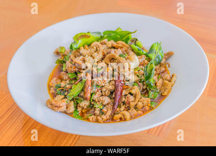 Thai Würziges gehacktes Schweinefleisch (Pork Laab) lokale Thailand Essen. Stockfoto