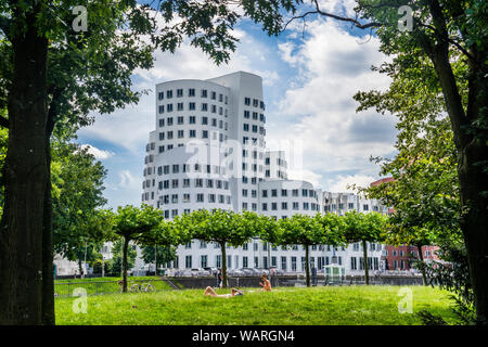 Die verzerrten aussehende Gebäude, die von amerikanischen Architekten Frank O. Gehry sind eine der am meisten stricking bietet der Düsseldorfer Medienhafen im Hafen von Dü Stockfoto