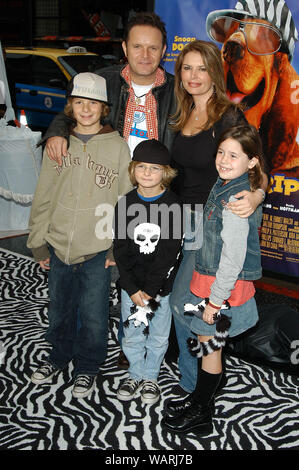 Mark Burnett, Frau Roma Downey und Kinder bei der Weltpremiere von "Racing Stripes" bei Mann Grauman's Chinese Theater in Hollywood, CA. Die Veranstaltung fand am Samstag, 8. Januar 2005. Foto von: SBM/PictureLux - Alle Rechte vorbehalten - Datei Referenz #33855-412 SBMPLX Stockfoto