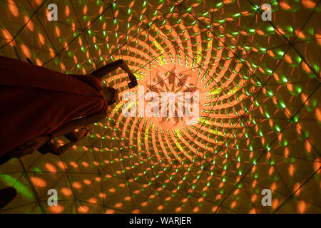 Peking, China. 21 Aug, 2019. Besucher sehen Licht Installationen bei der Vorschau der Singapur Night Festival in Singapur am 12.08.21, 2019 statt. Credit: Deng Zhiwei/Xinhua/Alamy leben Nachrichten Stockfoto