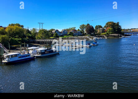 Kittery, Maine/USA - 16.Oktober 2018: Ansicht des Flusses Piscataqua und Badger Insel von Kittery, mir genommen. Angedockt entspannende Boote auf blauem Wasser. Stockfoto