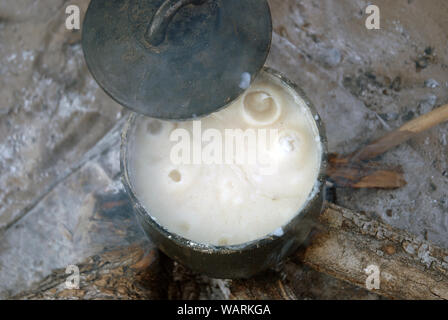 Eine Kanne Nshima, einem dicken Brei aus fein gemahlenen Maismehl, Mwandi, Sambia, Afrika. Stockfoto