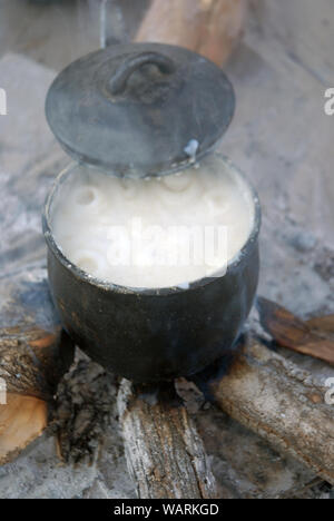 Eine Kanne Nshima, einem dicken Brei aus fein gemahlenen Maismehl, Mwandi, Sambia, Afrika. Stockfoto