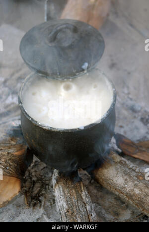 Eine Kanne Nshima, einem dicken Brei aus fein gemahlenen Maismehl, Mwandi, Sambia, Afrika. Stockfoto