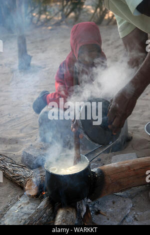 Alte Dame kochen eine Kanne Nshima, einem dicken Brei aus fein gemahlenen Maismehl, Mwandi, Sambia, Afrika. Stockfoto