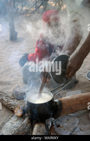 Alte Dame kochen eine Kanne Nshima, einem dicken Brei aus fein gemahlenen Maismehl, Mwandi, Sambia, Afrika. Stockfoto