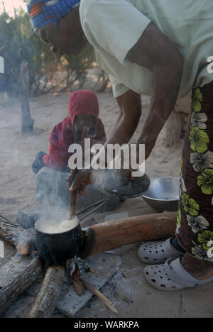 Alte Dame kochen eine Kanne Nshima, einem dicken Brei aus fein gemahlenen Maismehl, Mwandi, Sambia, Afrika. Stockfoto