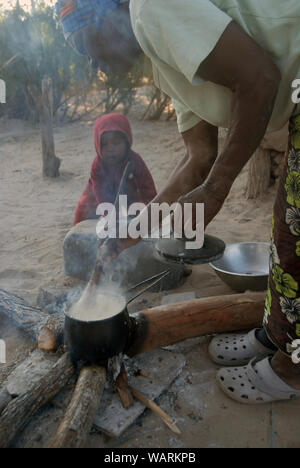 Alte Dame kochen eine Kanne Nshima, einem dicken Brei aus fein gemahlenen Maismehl, Mwandi, Sambia, Afrika. Stockfoto