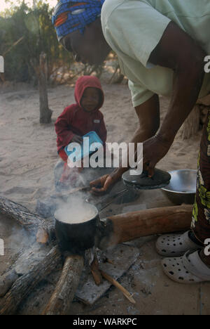 Alte Dame kochen eine Kanne Nshima, einem dicken Brei aus fein gemahlenen Maismehl, Mwandi, Sambia, Afrika. Stockfoto