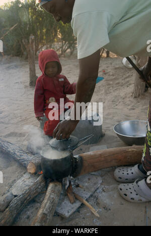 Alte Dame kochen eine Kanne Nshima, einem dicken Brei aus fein gemahlenen Maismehl, Mwandi, Sambia, Afrika. Stockfoto