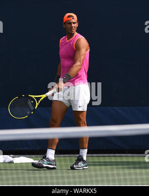 Flushing NY, USA. 21 Aug, 2019. Rafael Nadal auf der Praxis Gericht am USTA Billie Jean King National Tennis Center am 21. August 2019 in Flushing Queens. Quelle: MPI04/Medien Punch/Alamy leben Nachrichten Stockfoto