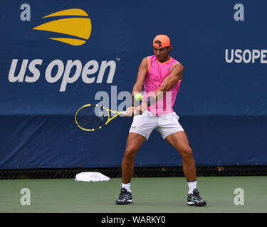 Flushing NY, USA. 21 Aug, 2019. Rafael Nadal auf der Praxis Gericht am USTA Billie Jean King National Tennis Center am 21. August 2019 in Flushing Queens. Quelle: MPI04/Medien Punch/Alamy leben Nachrichten Stockfoto