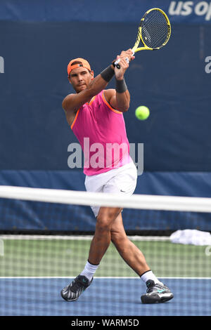 Flushing NY, USA. 21 Aug, 2019. Rafael Nadal auf der Praxis Gericht am USTA Billie Jean King National Tennis Center am 21. August 2019 in Flushing Queens. Quelle: MPI04/Medien Punch/Alamy leben Nachrichten Stockfoto