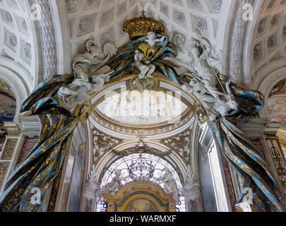 Altar und Kuppel bei San Luigi dei Francesi Kirche in Rom, 2019. Stockfoto