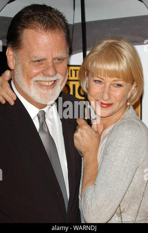 Taylor Hackford und Helen Mirren Am 10. jährlichen Critics' Choice Awards im Wiltern LG Theatre in Los Angeles, CA. Die Veranstaltung fand am Montag, dem 10. Januar 2005. Foto von: SBM/PictureLux - Alle Rechte vorbehalten - Datei Referenz #33855-953 SBMPLX Stockfoto