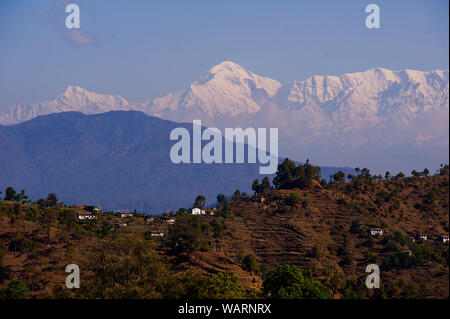 Himalaya in der Ferne, wie aus Lamgara Dorf gesehen, Kumaon Hügel, Uttarakhand, Indien Stockfoto