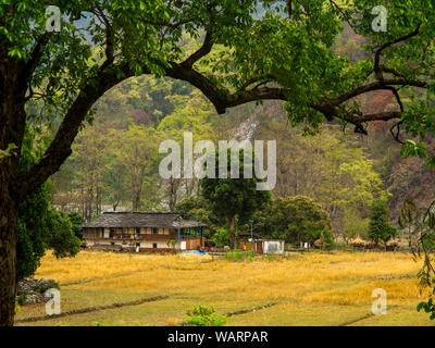 Typische kumaoni Haus Khet Dorf an den Ufern der Sarda Fluss, Kumaon Hügel, Uttarakhand, Indien Stockfoto